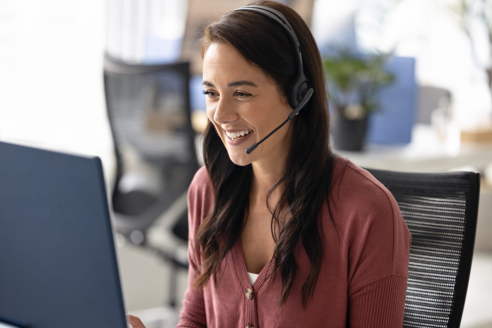 A lady with a headphones providing support to the end user with Virtual Business Solutions